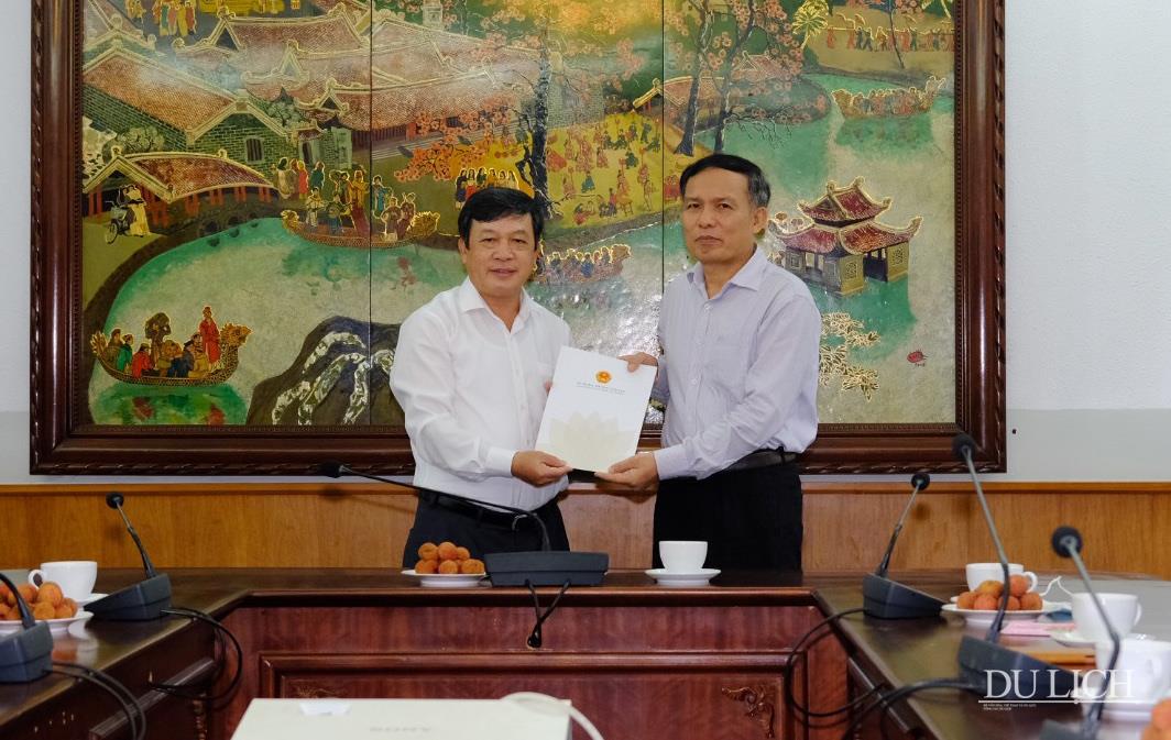 Thứ trưởng Bộ VHTTDL Đoàn Văn Việt trao Quyết định nghỉ hưu cho Phó TCT TCDL Ngô Hoài Chung